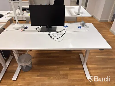 Office workstation with height-adjustable desk, Kinnarps chair and 1 Dell monitor