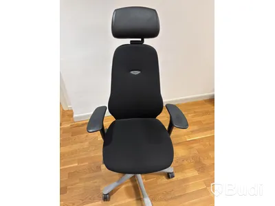 Office workstation with height-adjustable desk, Kinnarps chair and 1 Dell monitor