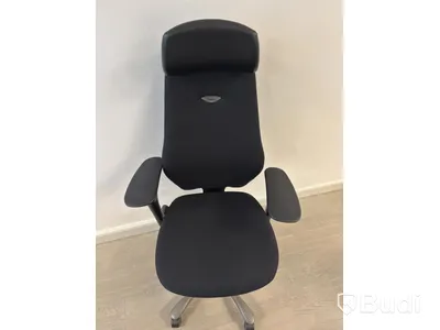 Workstation with height-adjustable desk, Kinnarps chair, and 1 Dell monitor