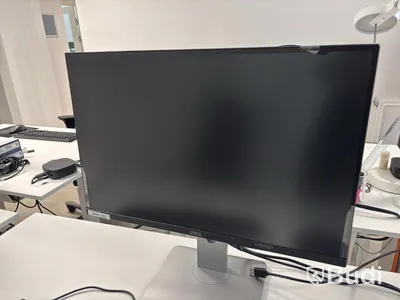 Workstation with height-adjustable desk, Kinnarps chair, and 1 Dell monitor