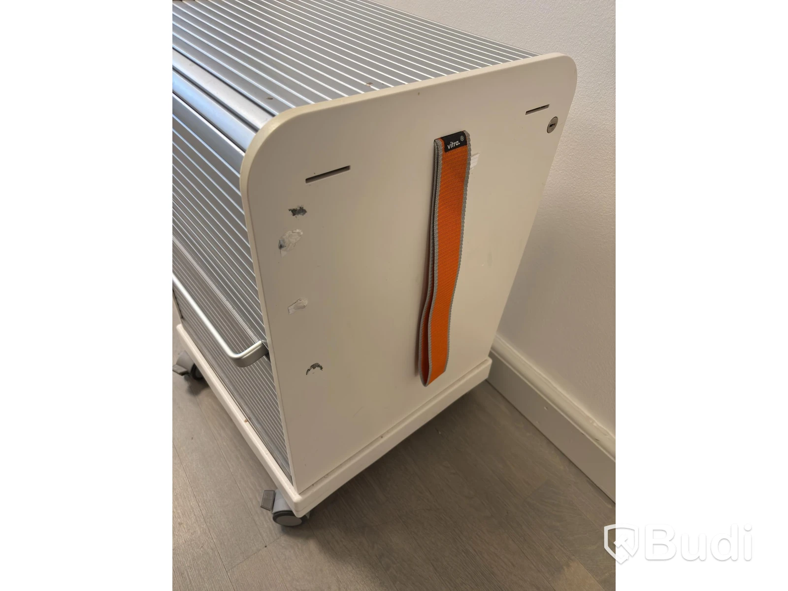 Kontorsplats med höj- sänkbart skrivbord, kinnarps stol, 1 st dell skärmar