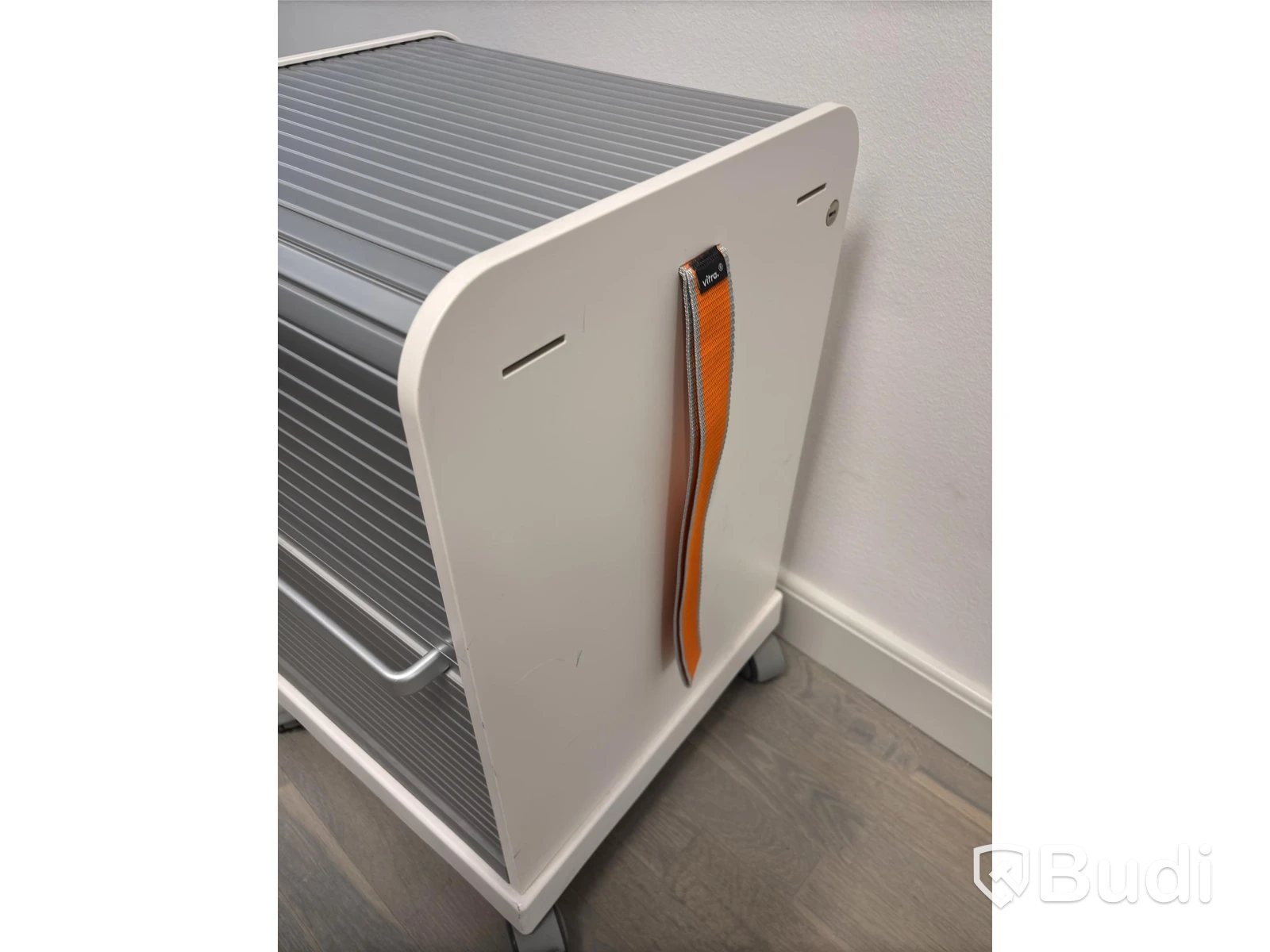 Kontorsplats med höj- sänkbart skrivbord, kinnarps stol, 2 st hp skärmar
