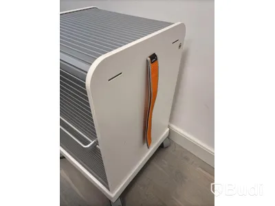 Kontorsplats med höj- sänkbart skrivbord, kinnarps stol, 2 st hp skärmar