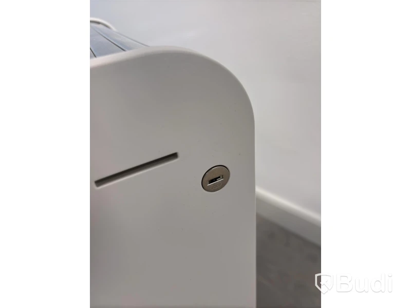 Kontorsplats med höj- sänkbart skrivbord, kinnarps stol, 2 st hp skärmar