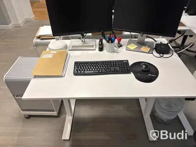 Kontorsplats med höj- sänkbart skrivbord, kinnarps stol, 2 st hp skärmar