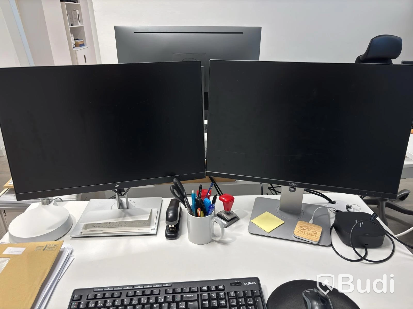 Kontorsplats med höj- sänkbart skrivbord, kinnarps stol, 2 st hp skärmar