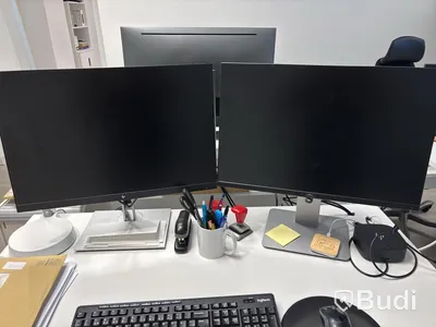Kontorsplats med höj- sänkbart skrivbord, kinnarps stol, 2 st hp skärmar