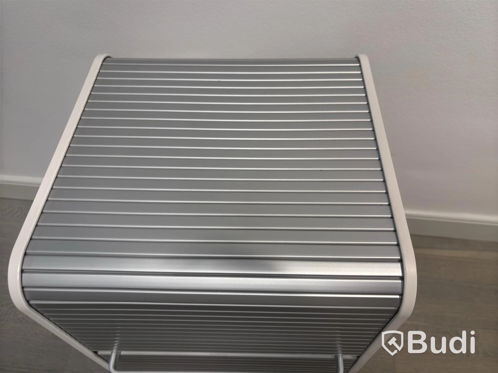 Kontorsplats med höj- sänkbart skrivbord, kinnarps stol, 2 st hp skärmar