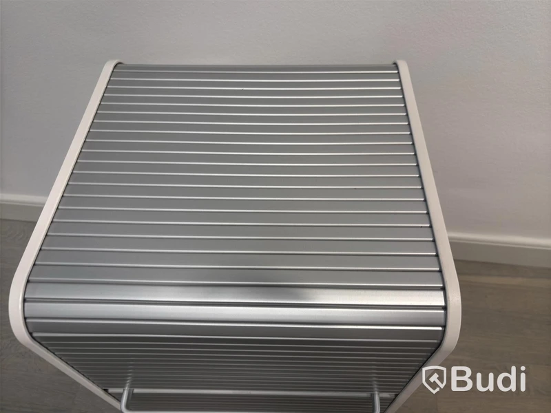 Kontorsplats med höj- sänkbart skrivbord, kinnarps stol, 2 st hp skärmar