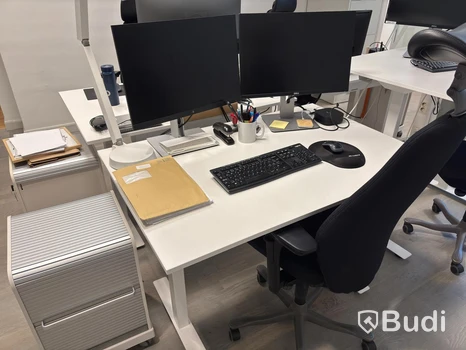 Kontorsplats med höj- sänkbart skrivbord, kinnarps stol, 2 st hp skärmar