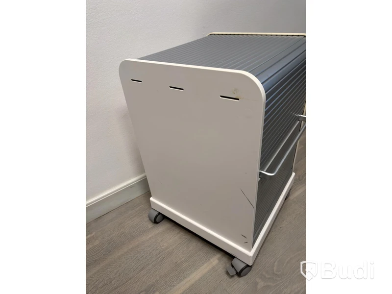 Kontorsplats med höj- sänkbart skrivbord, kinnarps stol, 1 st dell skärmar