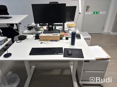 Office workstation with height-adjustable desk, Kinnarps chair, 1 Dell monitor