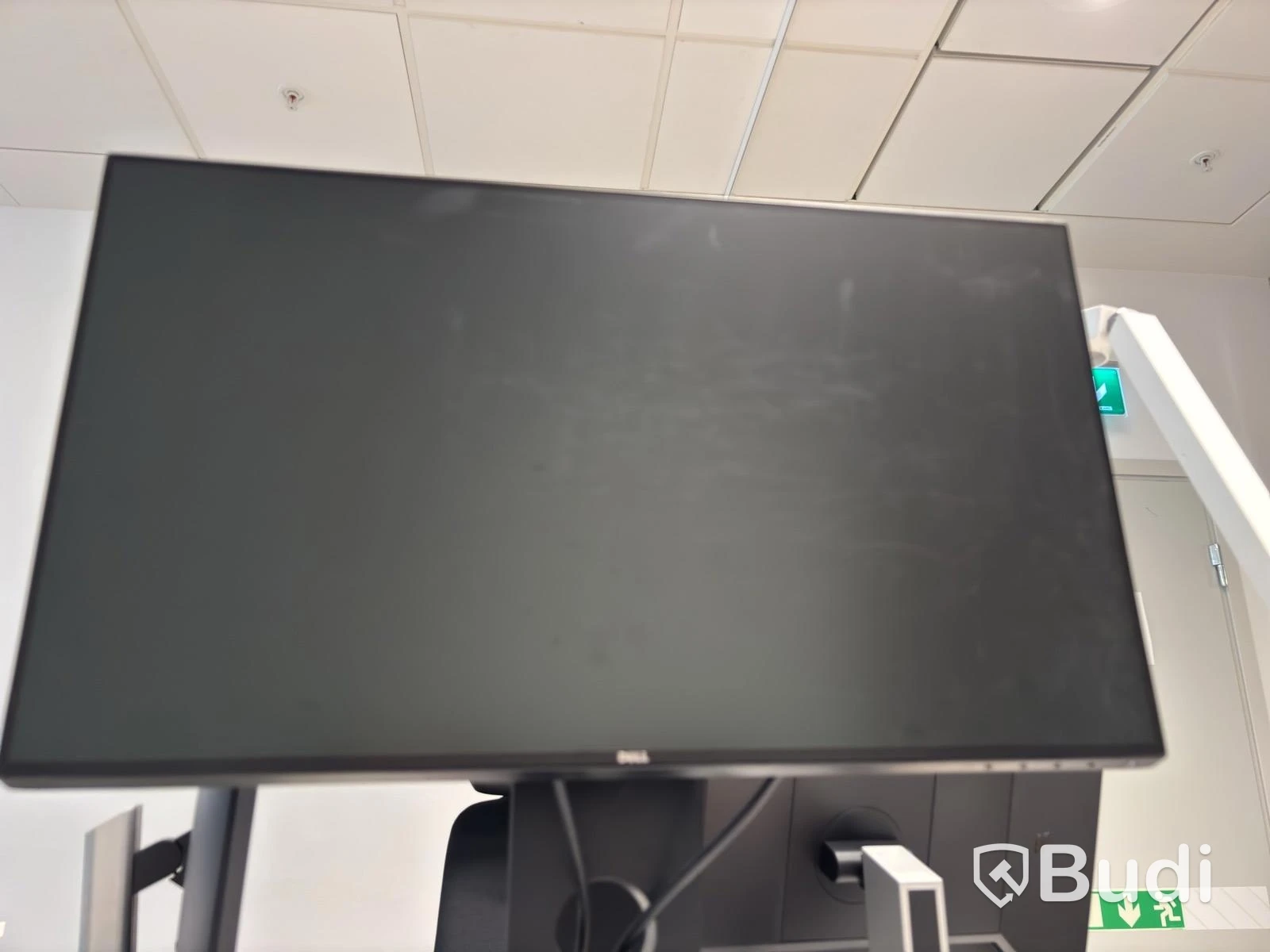 Kontorsplats med höj- sänkbart skrivbord, kinnarps stol, 1 st dell skärmar