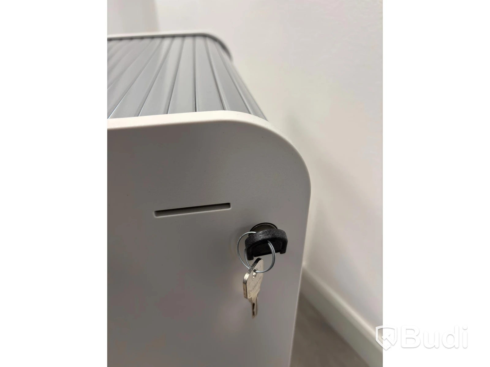 Kontorsplats med höj- sänkbart skrivbord, kinnarps stol, 1 st dell skärmar