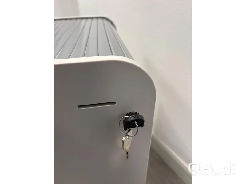 Kontorsplats med höj- sänkbart skrivbord, kinnarps stol, 1 st dell skärmar
