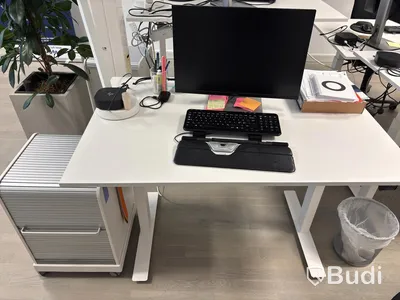 Office workstation with height-adjustable desk, Kinnarps chair, 1 Dell monitor