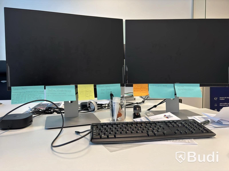 Kontorsplats med höj- sänkbart skrivbord, kinnarps stol, 2 st dell skärmar, skärmvägg