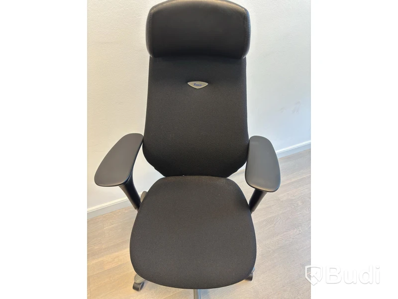 Kontorsplats med höj- sänkbart skrivbord, kinnarps stol, 2 st dell skärmar, skärmvägg