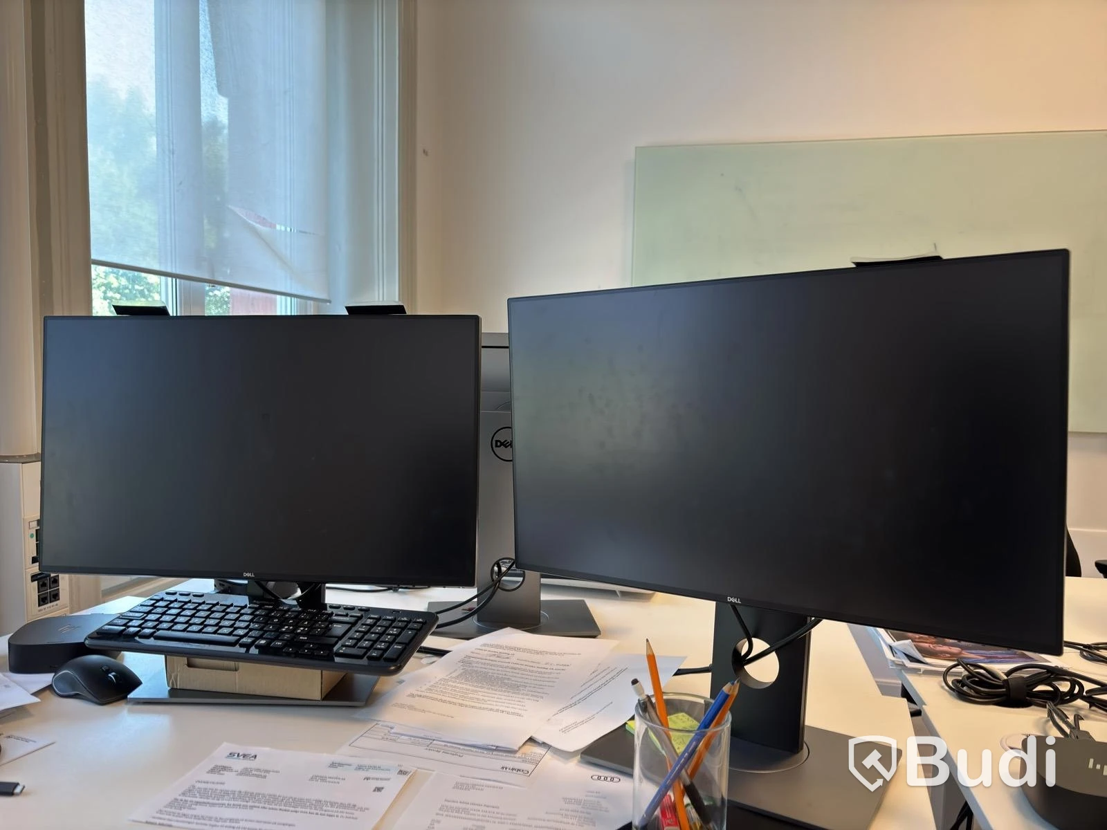 Kontorsplats med höj- sänkbart skrivbord, kinnarps stol, 2 st dell skärmar