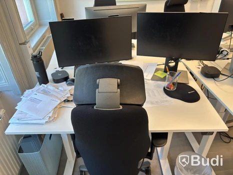 Kontorsplats med höj- sänkbart skrivbord, kinnarps stol, 2 st dell skärmar