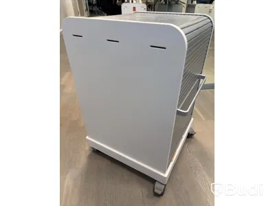 Office workstation with height-adjustable desk, Kinnarps chair, 1 Dell monitor, 1 HP monitor