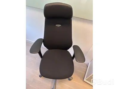 Office workstation with height-adjustable desk, Kinnarps chair, 1 Dell monitor, 1 HP monitor