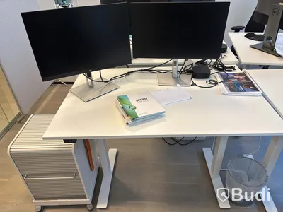 Office workstation with height-adjustable desk, Kinnarps chair, 1 Dell monitor, 1 HP monitor