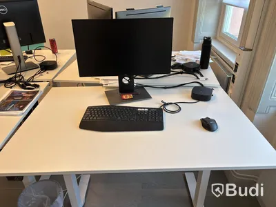 Workstation with height-adjustable desk, Kinnarps chair, 1 Dell monitor