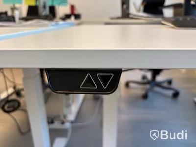 Workstation with height-adjustable desk, Kinnarps chair, 1 Dell monitor