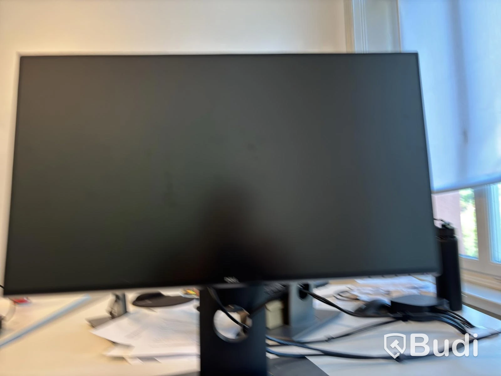 Kontorsplats med höj- sänkbart skrivbord, kinnarps stol, 1 st dell skärmar