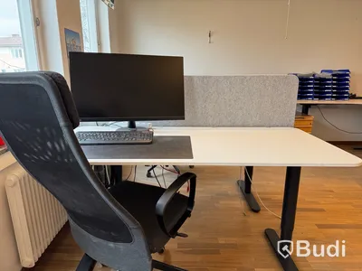 Höj/sänkbara bord, 32-tums datorskärmar m.m.