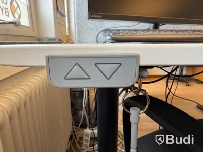Höj/sänkbara bord, 32-tums datorskärmar m.m.