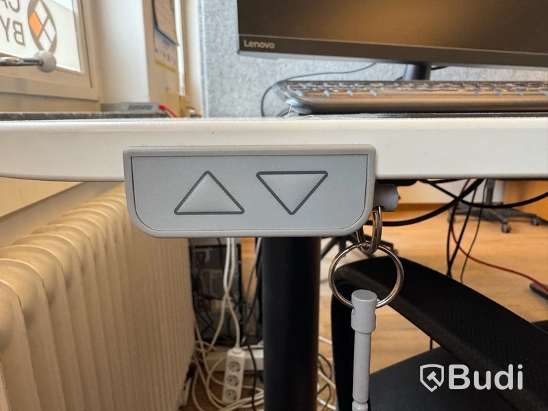 Höj/sänkbara bord, 32-tums datorskärmar m.m.
