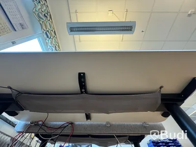 Höj/sänkbara bord, 32-tums datorskärmar m.m.