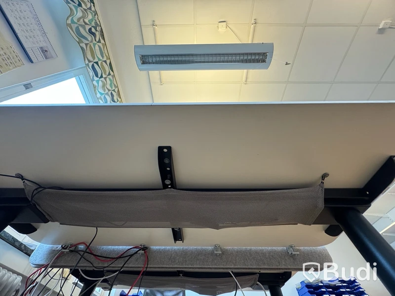 Höj/sänkbara bord, 32-tums datorskärmar m.m.