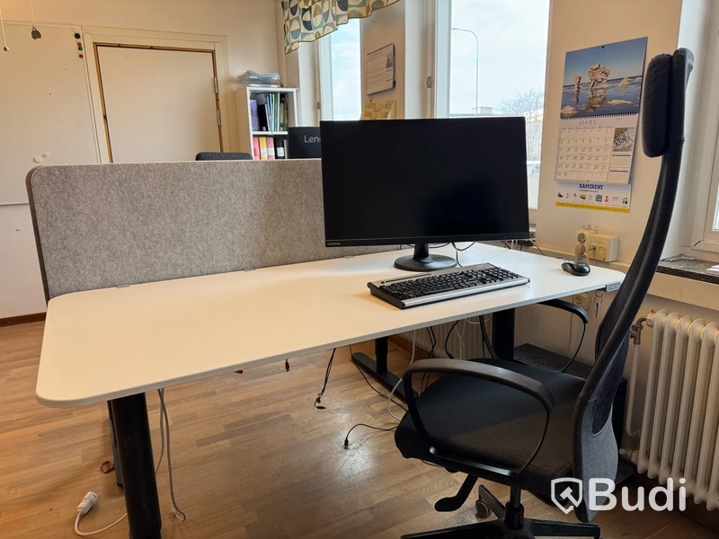 Höj/sänkbara bord, 32-tums datorskärmar m.m.