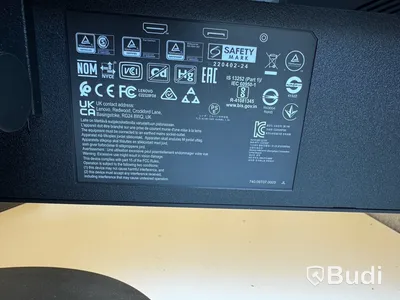 Höj/sänkbara bord, 32-tums datorskärmar m.m.