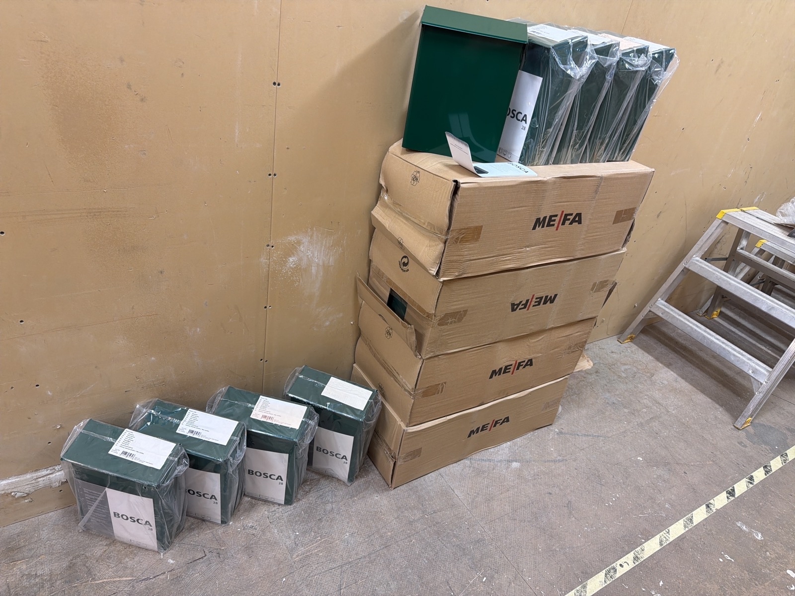 33 st nya postlådor.