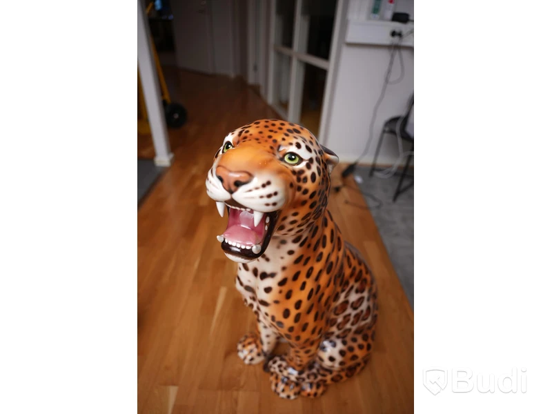 Geopard i gips, höjd ca 90 cm
