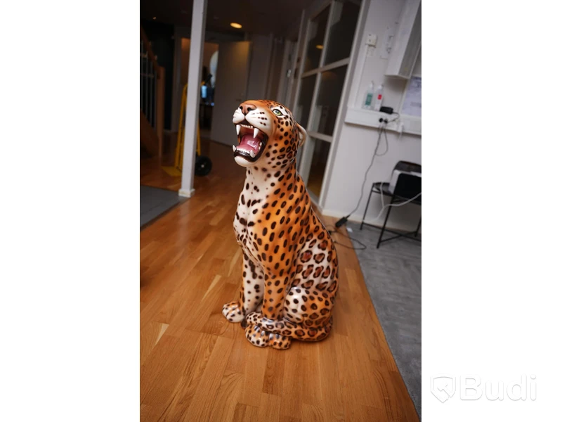 Geopard i gips, höjd ca 90 cm