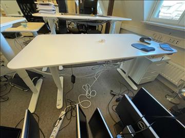 Elektriskt höj och sänkbart skrivbord 160x80cm inklusive hurts
