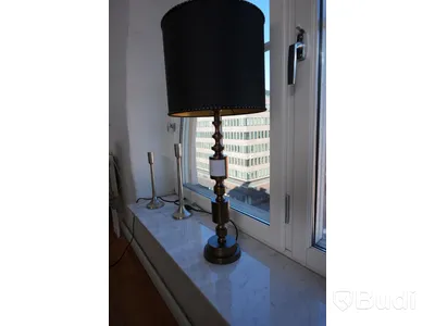 Bordslampa med lampskärm