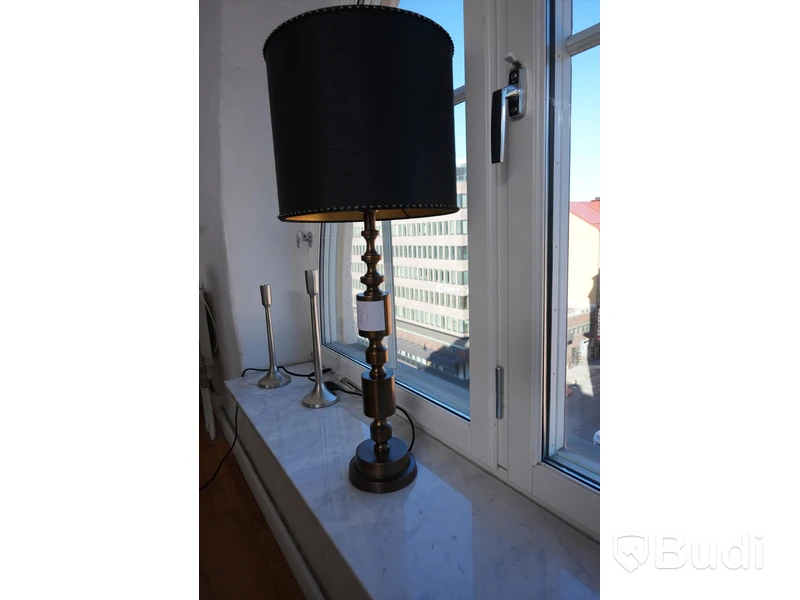 Bordslampa med lampskärm