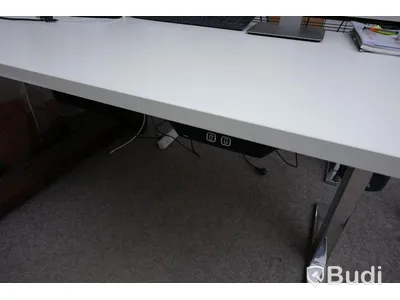 Elektriskt höj och sänkbart skrivbord 160x80cm med kromade