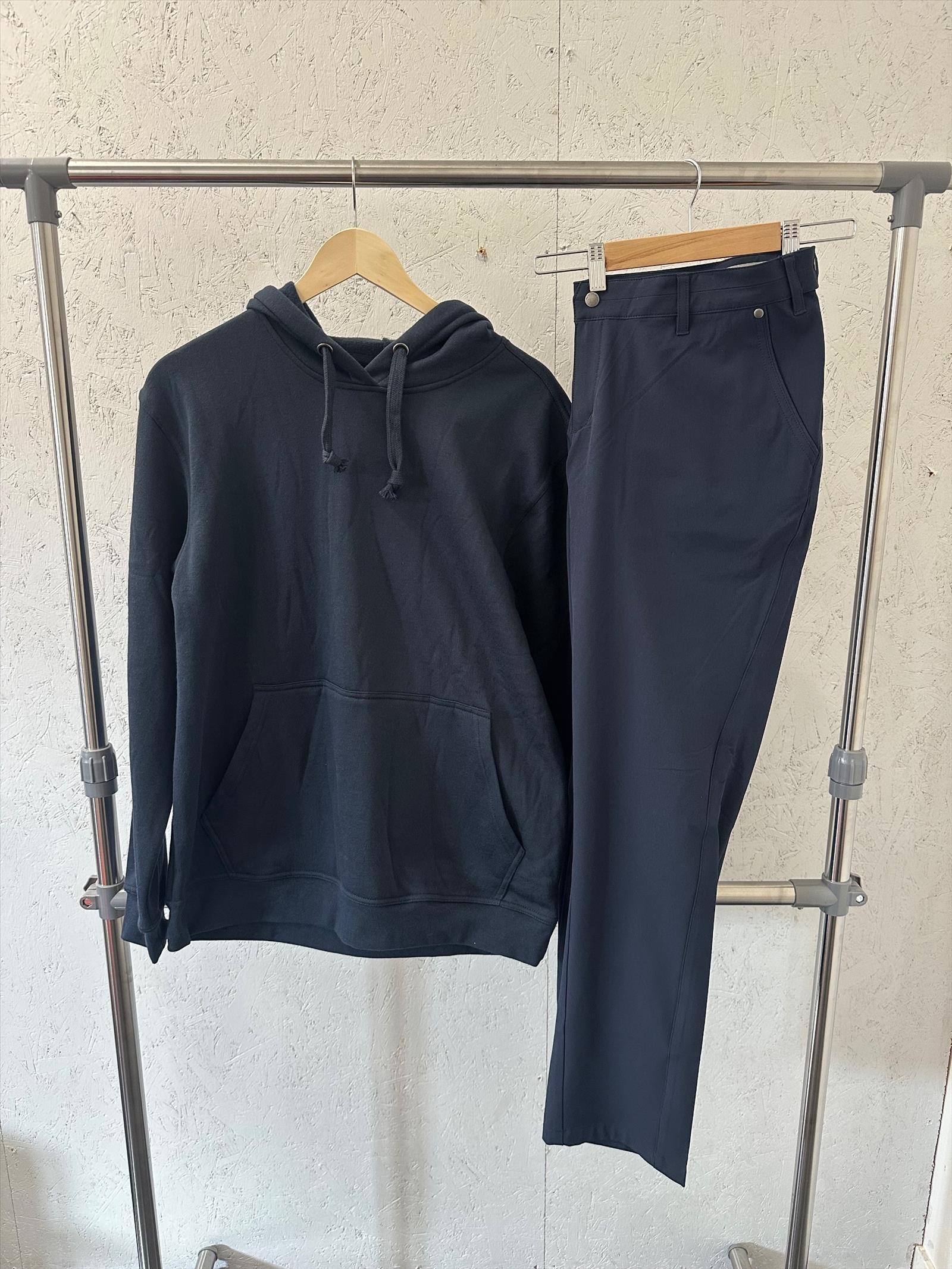 Hoody, stl. L, Clique, dark navy. & (NY) Dambyxor, stl. L, Cutter & Buck, dark navy.