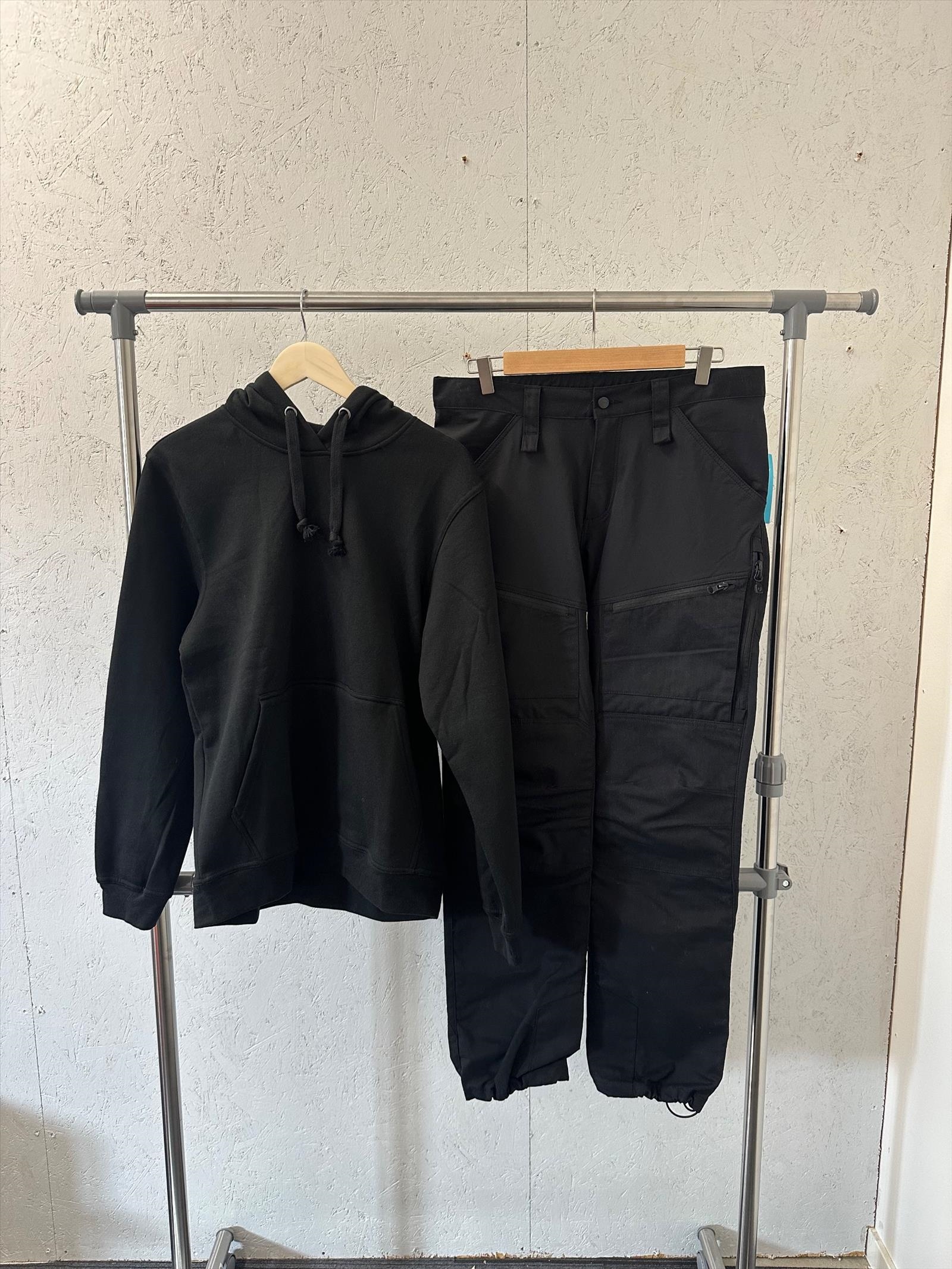 Hoodie, stl. M, Clique, svart. & (NY) Vandrarbyxor, stl. M, Gesto Workwear, svart.