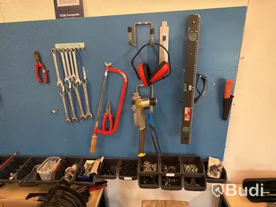 Arbetsbänkar, dammsugare, verktyg m.m.