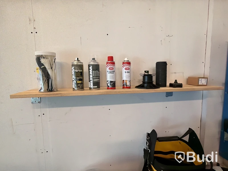 Arbetsbänkar, dammsugare, verktyg m.m.