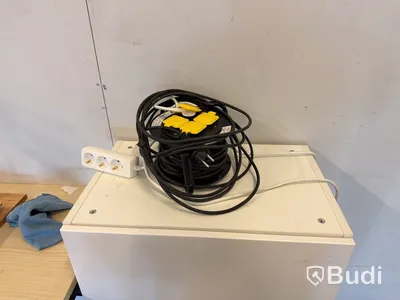 Arbetsbänkar, dammsugare, verktyg m.m.