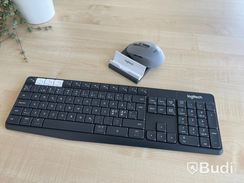 Tangentbord och Mus ink hållar för surfplatta. Logitech